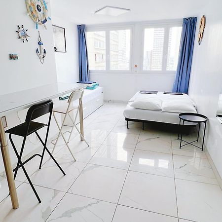Apartment Near Subway And Supermarket パリ エクステリア 写真
