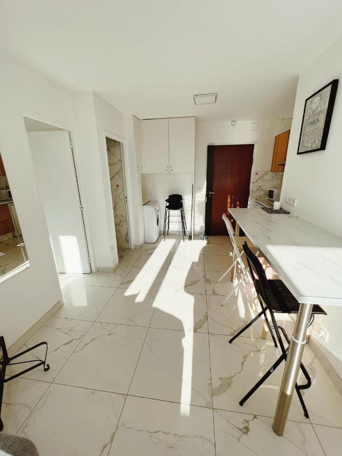 Apartment Near Subway And Supermarket パリ エクステリア 写真