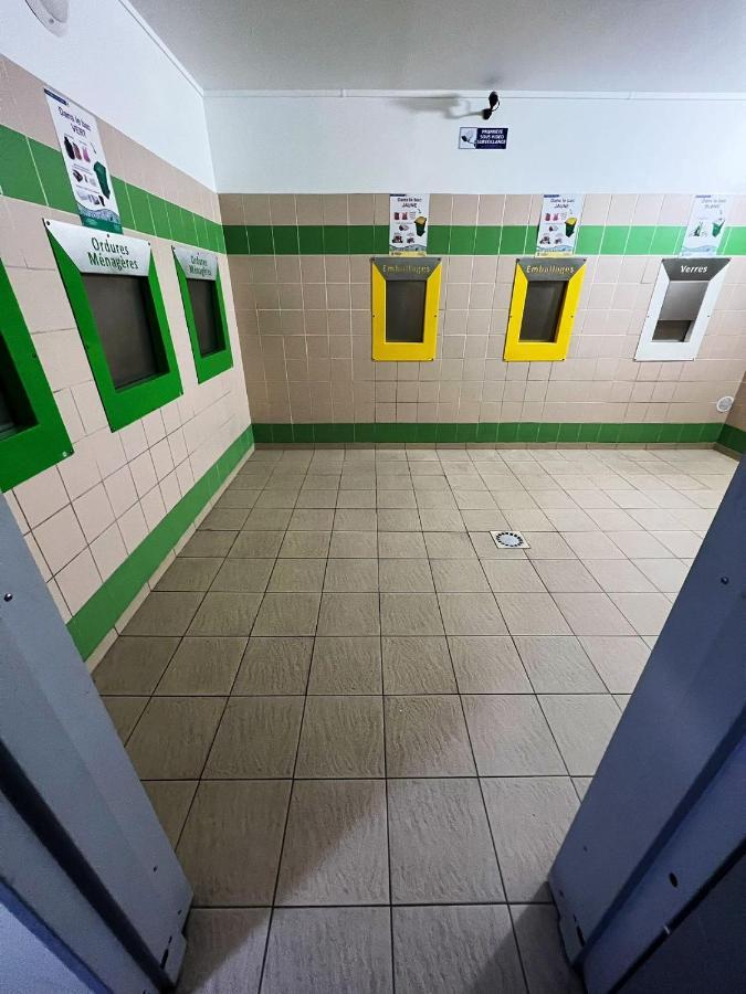 Apartment Near Subway And Supermarket パリ エクステリア 写真
