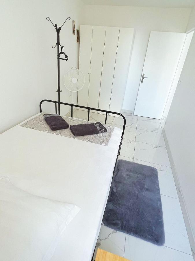 Apartment Near Subway And Supermarket パリ エクステリア 写真