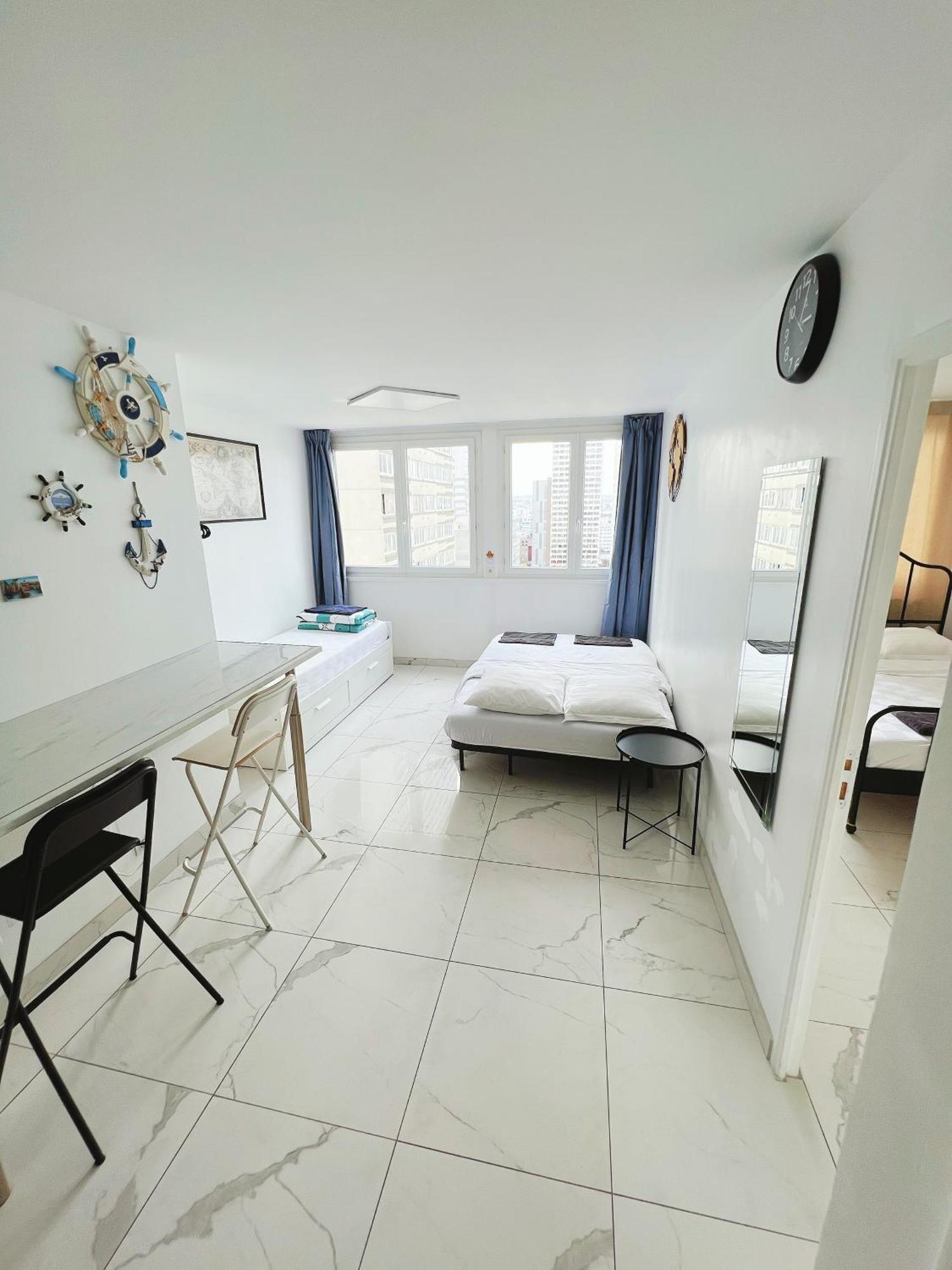 Apartment Near Subway And Supermarket パリ エクステリア 写真