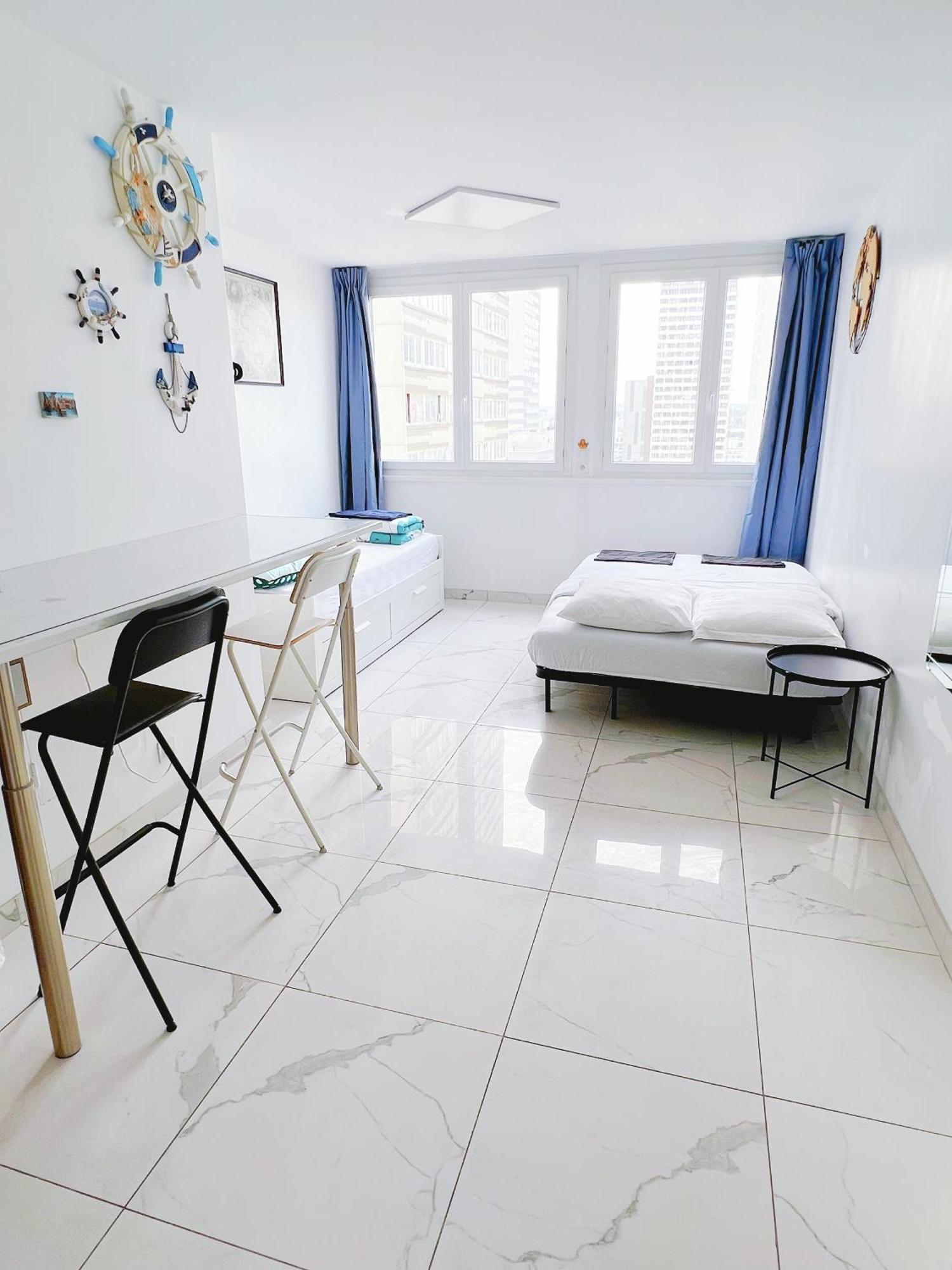 Apartment Near Subway And Supermarket パリ エクステリア 写真