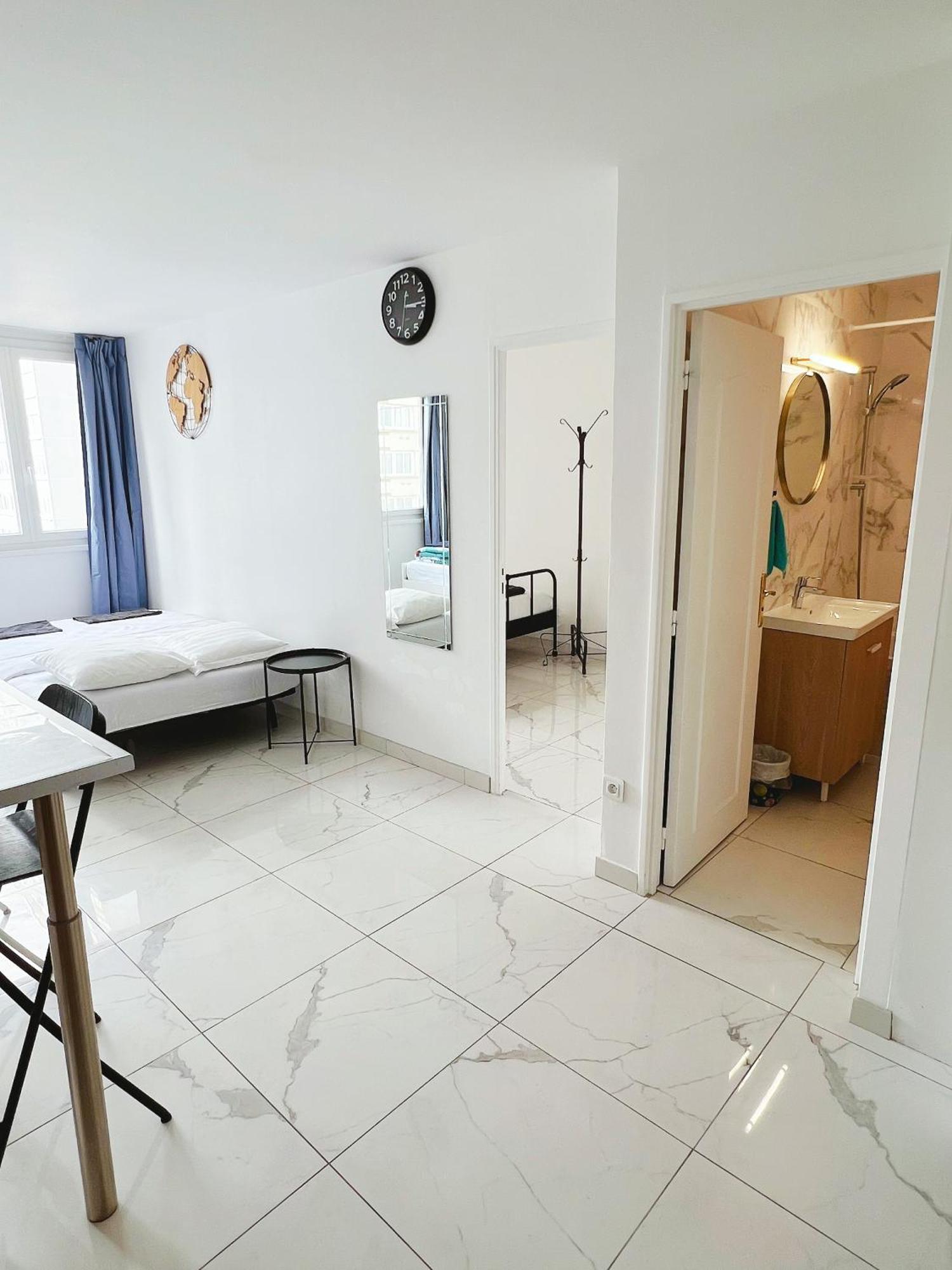Apartment Near Subway And Supermarket パリ エクステリア 写真